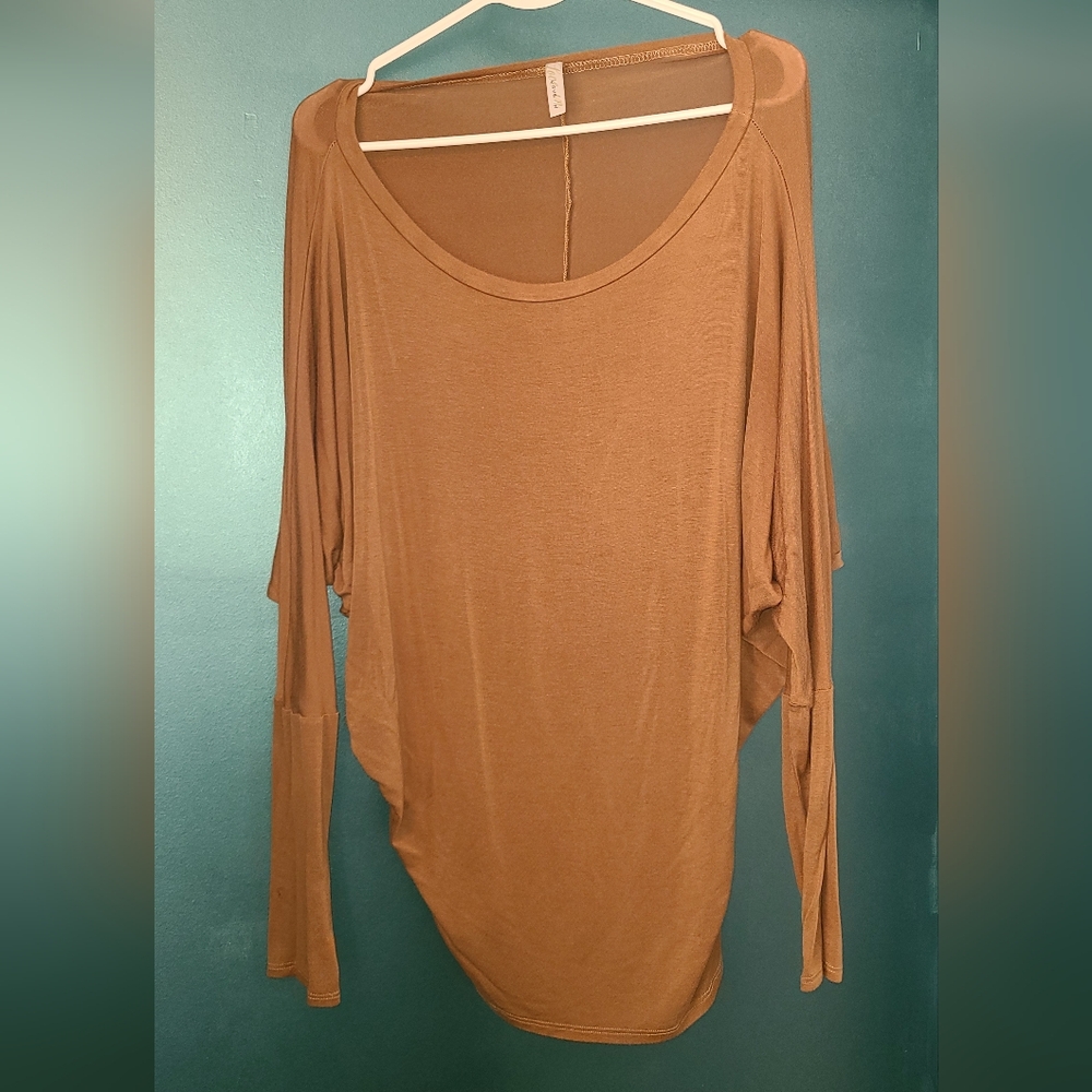 LOVE IN women's blouse. Winges sleeves